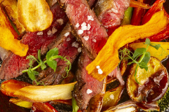 Hovězí Hanger(180 g hovězí maso, kořenová zelenina, paprika, brambory, hovězí omáčka)